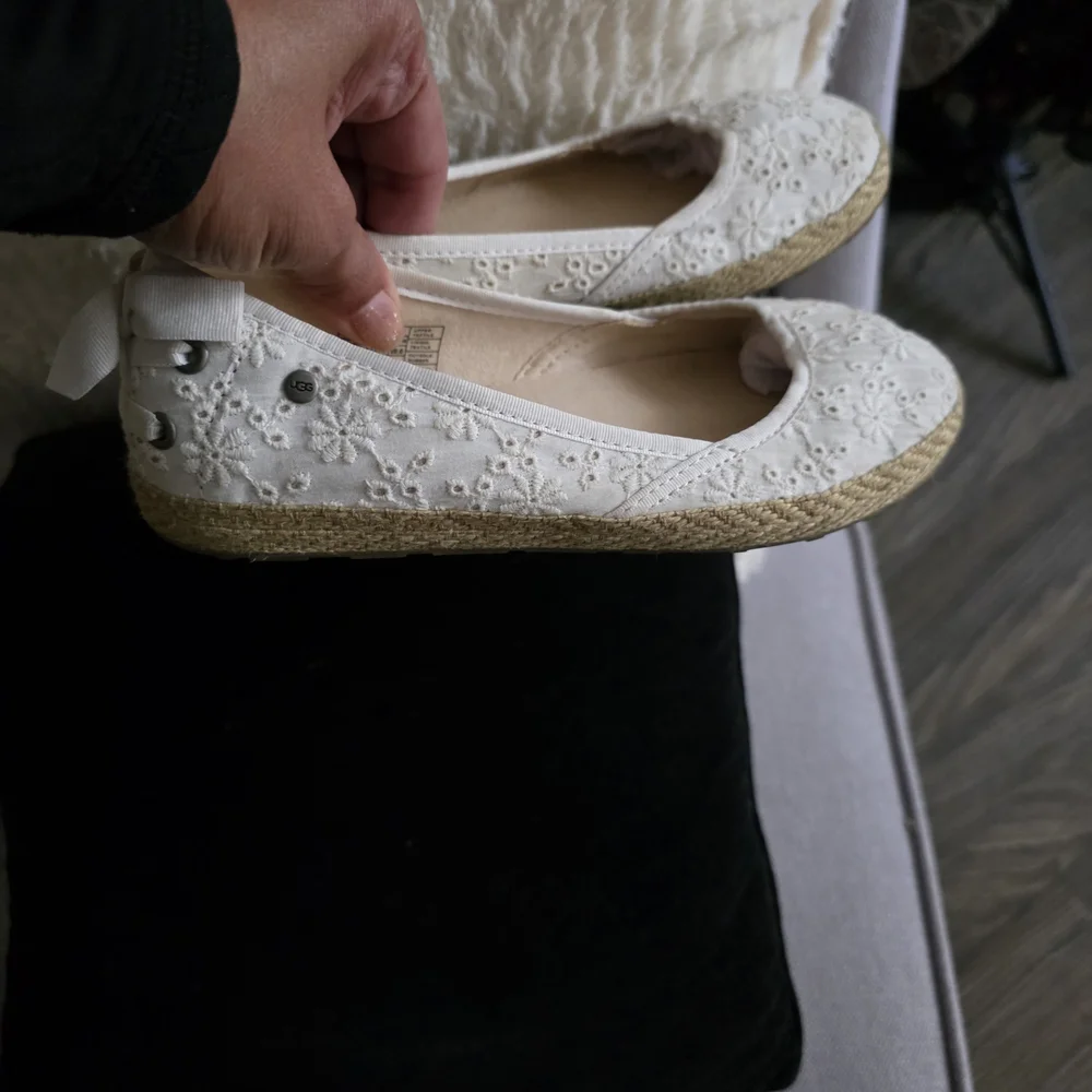 UGG Girl Size 1, Cream Lace Espadrille Flats Used Lake New.